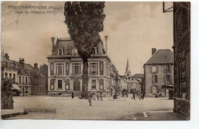 FERE CHAMPAGNE - Marne - CPA 51 - place tree Hotel de ville