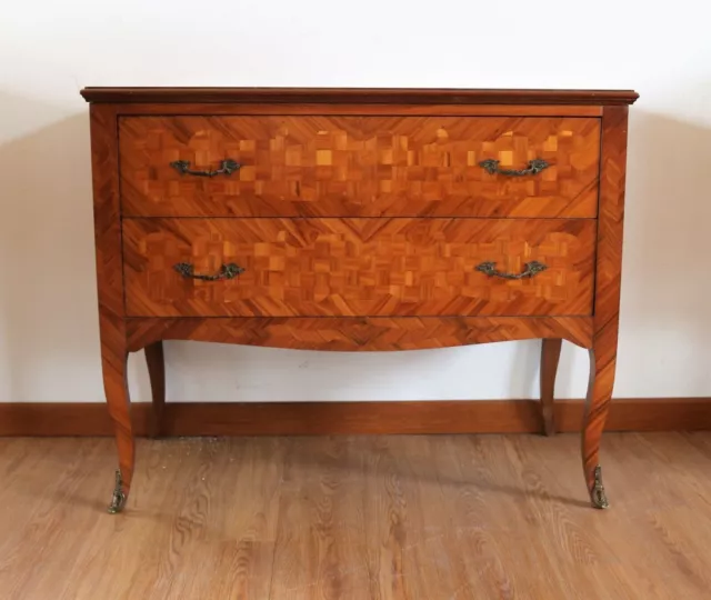 Commode de style Louis XV en marqueterie de bois de rose