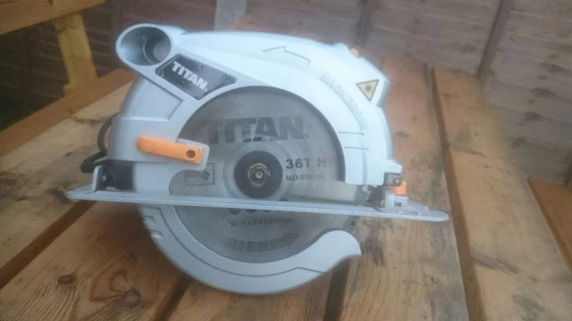 Scie Circulaire Fartools CS 235 2000W - Lame 235 Mm 36 Dents, Capacité Coupe 85 Mm à 90°, Inclinable 45°, 4500 Tr/min