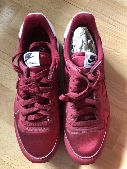 Nike burgundy internationalist trainers hot sale