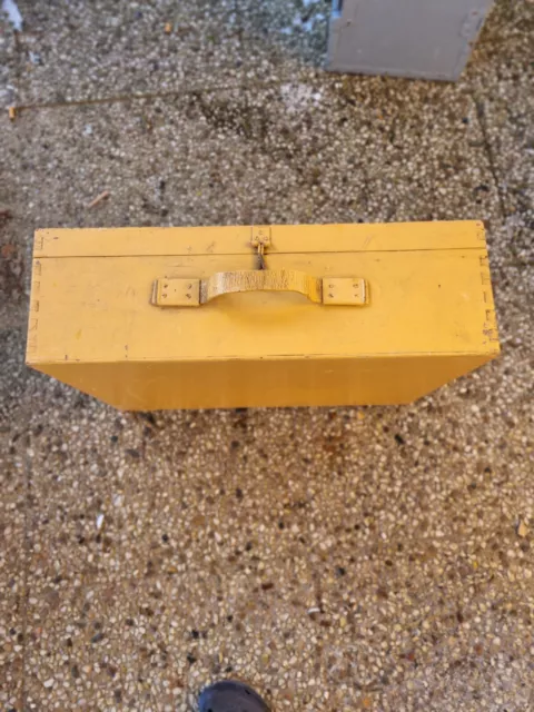 Holzkoffer, gelb, ca. 42 X 17 X 56 cm