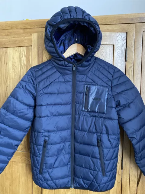 Cappotto impermeabile imbottito blu navy per ragazzi anziani River Island - 11-12 anni in perfette condizioni