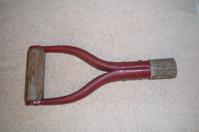 VINTAGE 9-1/2" X 4-1/2" D-HANDLE WOOD & RED METAL SHOVEL or HAY FORK HANDLE