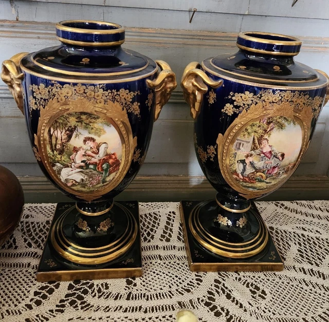 Superbe paire de vases en porcelaine