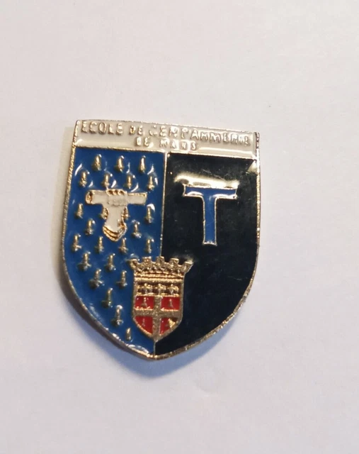 Pin's AMC Rueil Malmaison - Blason et carte Auvergne (à définir