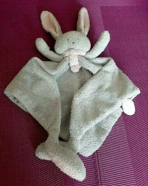 A1 / doudou lapin plat triangle gris écharpe rose DIMPEL