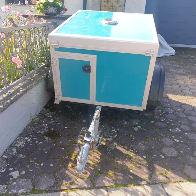 Hundeanhänger mit 2 Boxen und großer Ablage zu verkaufen!