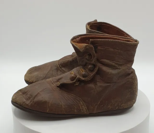 Coppia di stivali abbottonati marroni per bambini anni 1890 - 1910.