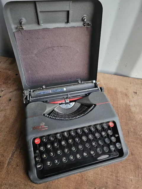Máquina de escribir vintage Empire Aristocrat con estuche. Orden de buen funcionamiento