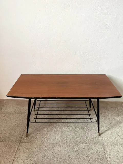 Tavolino da caffè con porta riviste. Piano in legno e base in ferro, anni 60