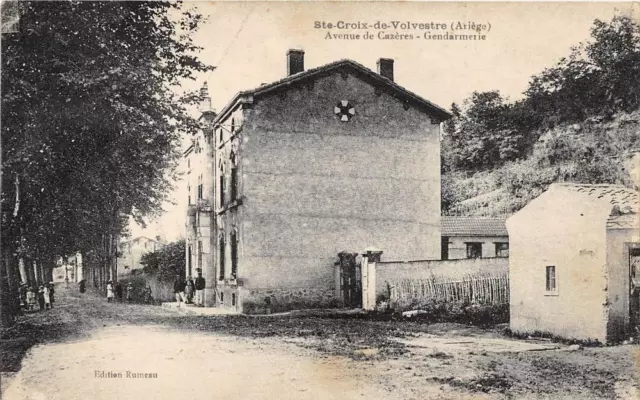 Cpa 09 Sainte Croix Volvestre Avenue De Cazeres Et Gendarmerie