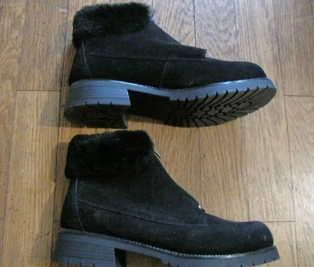 Bottines noires en daim   fourrées  Pointure  39   très bon état