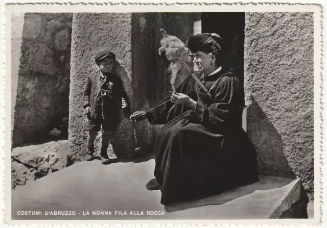 Costumi D'abruzzo - La Nonna Fila Alla Rocca -2312-