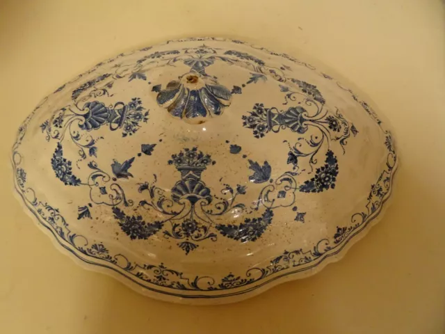 Couvercle de soupière en faience de Moustiers.XVIII°.Plat