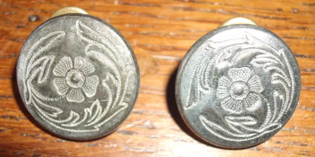 Ancienne paire de boutons de col ou manchettes en alu