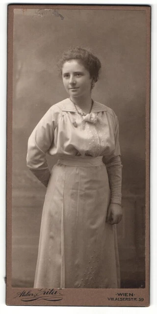 Fotografie Atelier Zita, Wien, Portrait junge Dame in modischer Kleidung mit Ha