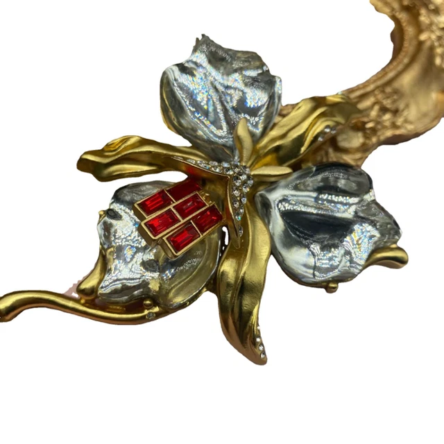 Broche Art Déco Femme Profil Chapeau Violet - émail Et Couleur Or - Vintage 2764