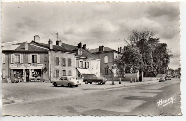 BACCARAT - Meurthe et Moselle - CPA 54 - le parc auto rue Division Leclerc Bazar