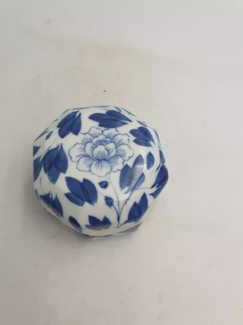 Chinese Porcelain Octagonal Shaped Lidded Trinket Box Blue White Floral Motif