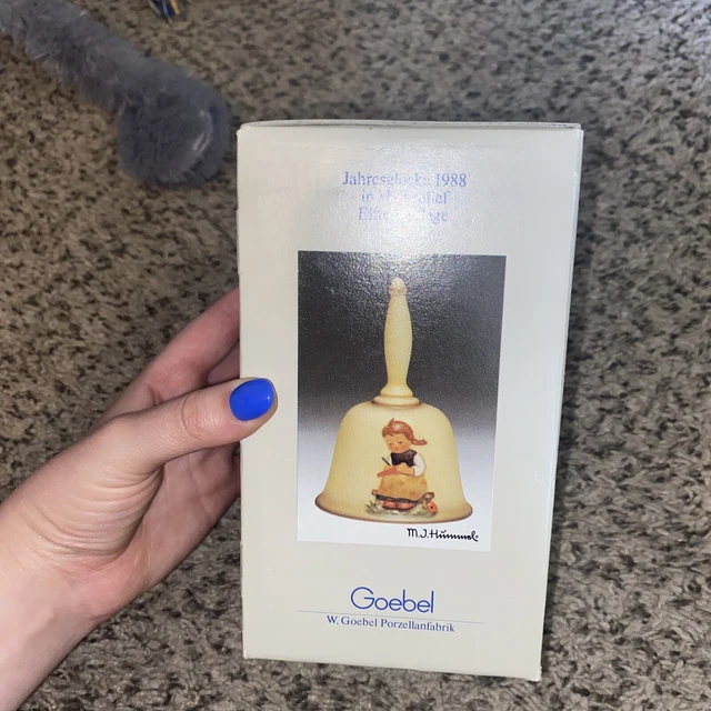 1988 GOEBEL Hummel 11th Edition "Busy Student" Annual Bell Bas-Relief ~ Hum 710