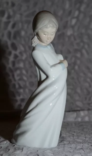 Figuras de NAO por Lladró. NAO porcelain by Lladro. Niña camison con sabana