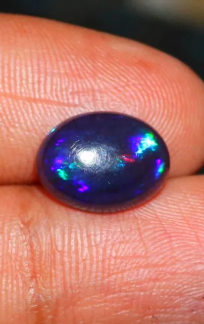 Black Opal Stein 2.15 Cts. Schwarz Äthiopische Oval Cabochonschliff Blau Feuer