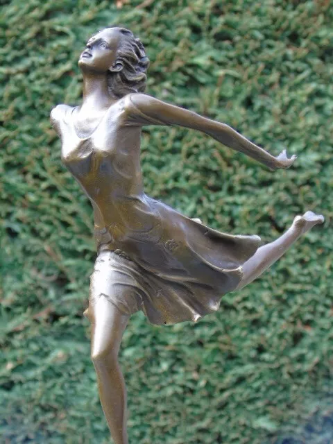 statue d une danseuse bras en arrière en bronze signé sur marbre .