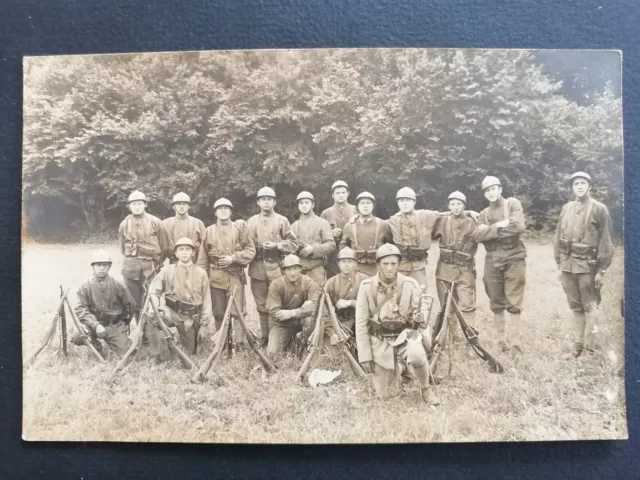 cpa Carte Photo SOLDATS du 4 ème Régiment Casque Insigne Grenade FUSILS