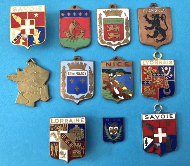 Lot de 11 Anciens Insignes émaillés Blason Armoiries