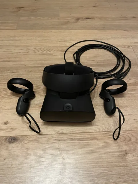 Casque VR Oculus Rift S avec manettes et câble de connexion.