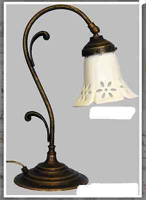 Lampada Abat-jour applique in ottone stile liberty con ceramica bianca traforata