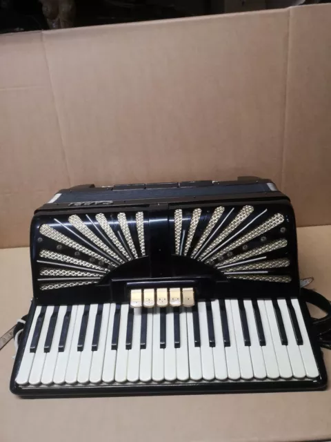 Capri accordion shop