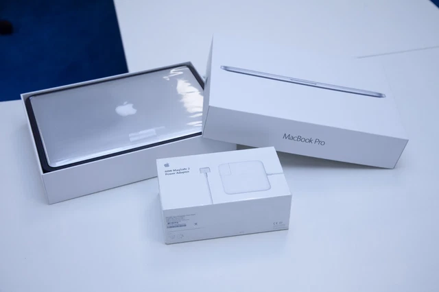Apple MacBook Pro 13 3.1GHz 3.4GHz 16GB RAM 2015 1.5GB VRAM 2TB/1TB NEW Battery+