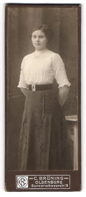 Fotografie C. Brüning, Oldenburg, Junge Frau mit zurückgesteckten Haaren trägt