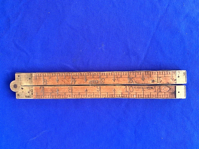 Scacchiera In Marmo E Legno Con Scacchi In Ottone E Legno