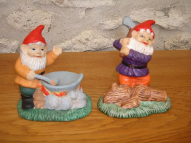 Paire de petits NAINS de JARDIN en porcelaine, peinte main, H 11 cm, TBE.