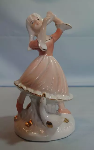 Statuette fille avec son oie tamponné N en porcelaine