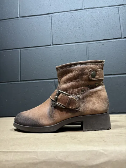 Earth Redwood Almond Distressed Leather Ankle Boots Women’s Sz 9 B