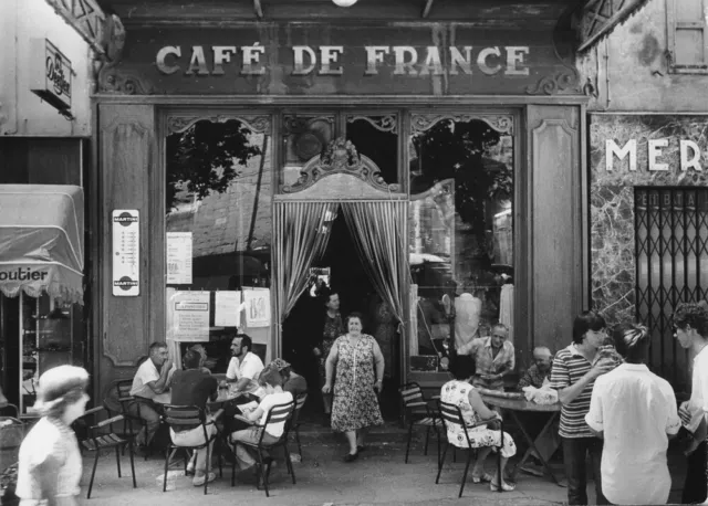 Photo."Le Café de France", Isle-sur-la-Sorgue, 1979   /  Hommage à Willy Ronis