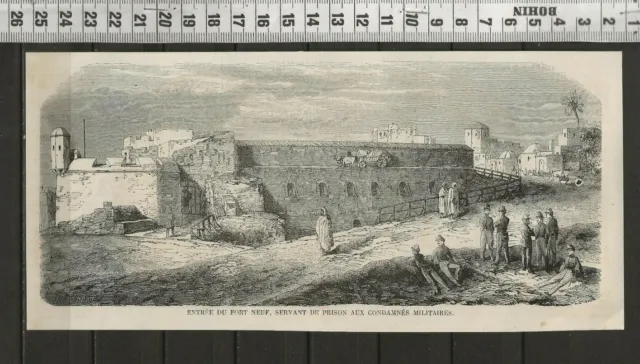 G321 / Gravure 1858 /   Entree Du Fort Neuf / Prison Aux Condamnes Militaires