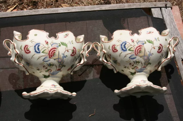 paire de vases coupes en faience ancienne.