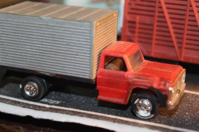 FORD BOX TRUCK.RED CAB. BLACK BOX HO RTR Truck 1/87 BUILT BEEN  IN WRECK SEE PIC