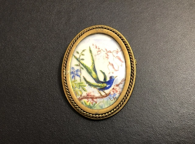 Broche Ancienne Miniature Peinte - Décor D'oiseau Sur Médaillon - Métal Doré - Occasion - Pièce Vintage Et Décorative