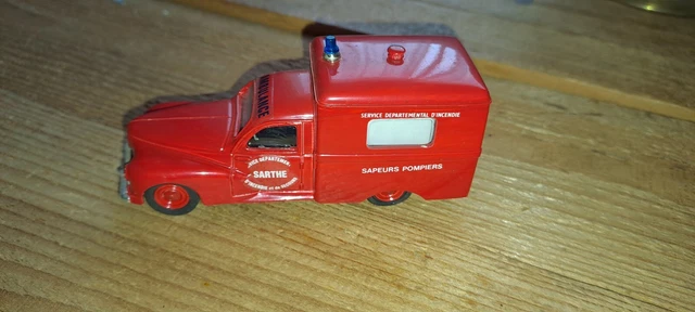 Miniature 1/43 peugeot 203 ambulance marque leader