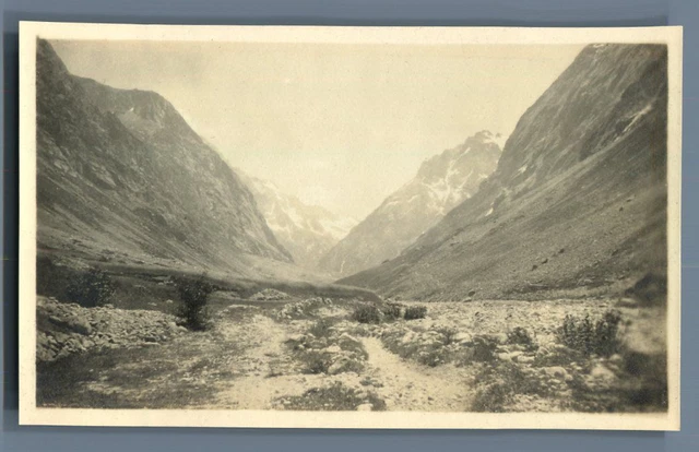 France, Vallée de La Bérarde, au fond montagnes couvertes de neige  Vintage silv