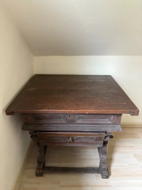 Tisch aus dem Jahr 1860 (geschätzt)