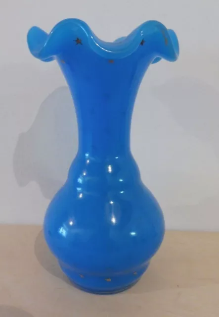 Vase avec fleurs et entrelacs bleus (peinture sur verre