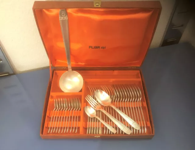 Ménagère ART DECO modèle GRAND PRIX DE MONACO métal argenté 37 couverts Table