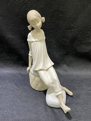 Just The Right Shoe Lladro Figurine Girl With Mother’s Shoe Sitting Rare Matte Finish #1084 Retired 
