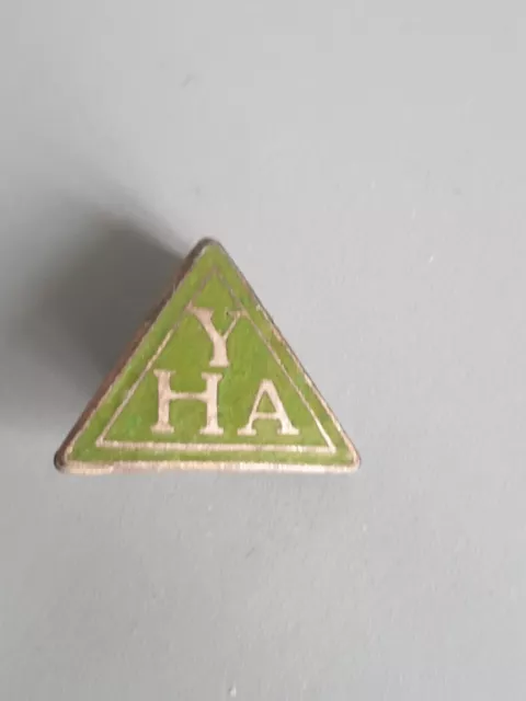 VINTAGE YHA - YOUTH HOSTEL ASSOCIATION GREEN ENAMEL LAPEL PIN BADGE Triangular